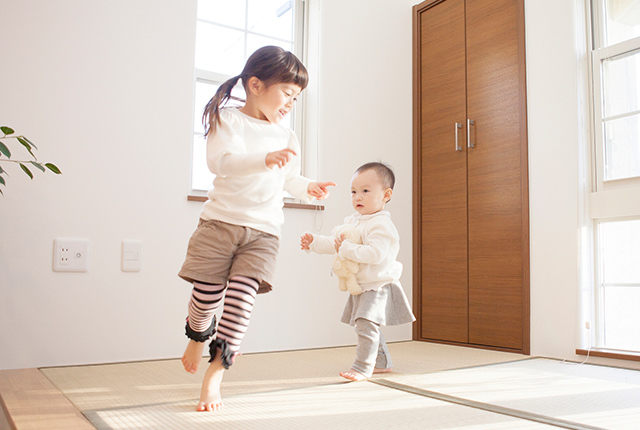 部屋の中で遊ぶ女の子と赤ちゃん